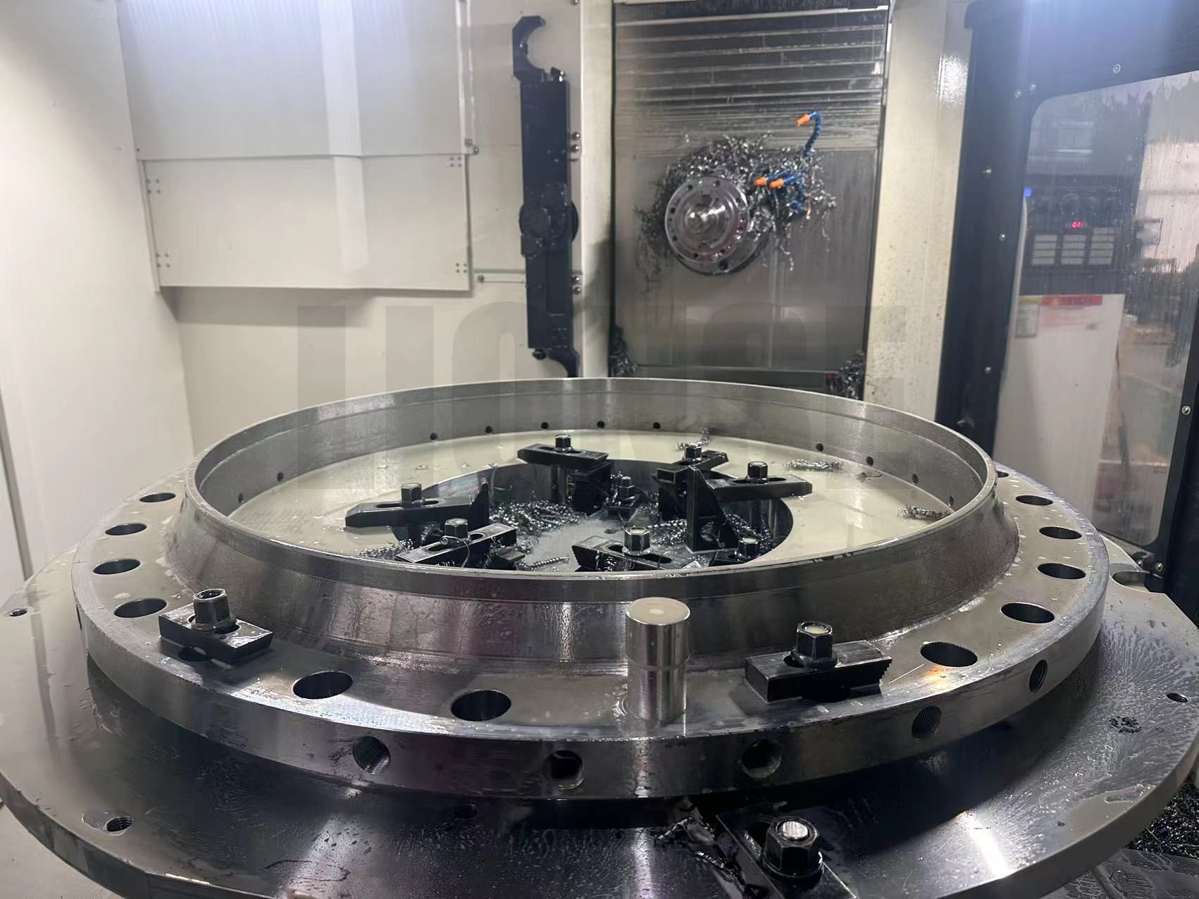 Kuinka varmistaa reiän pystysuunnassa suurihalkaisijaisia ​​laippoja porattaessa?